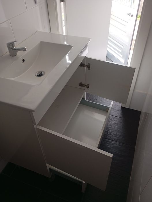 Vendo este móvel muito bonito bom estado de casa de banho