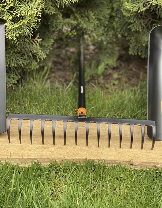 Лопата Fiskars Solid