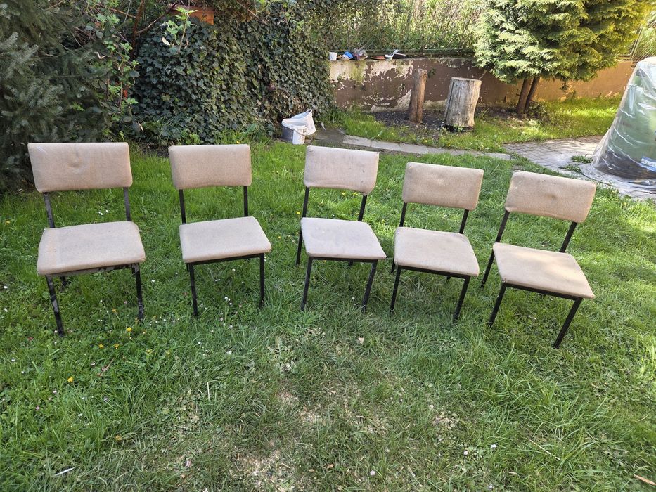 Krzesła solidne. Metalowa konstrukcja.