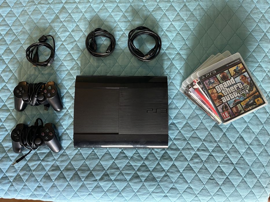 Playstation 3 super slim + comandos + jogos