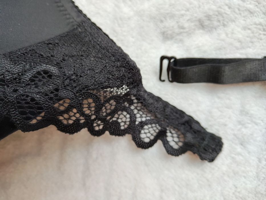 Czarny stanik z koronkowym pasem [r. 75B/80B]