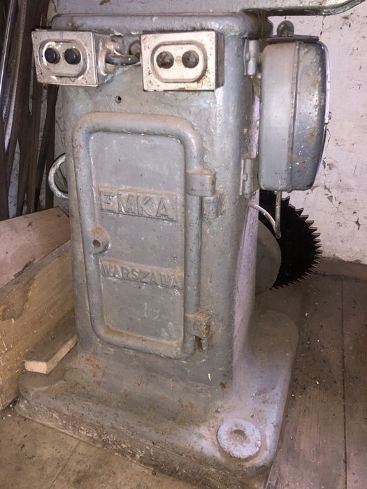 Продам старий токарний станок середніх розмірів, довга станина.