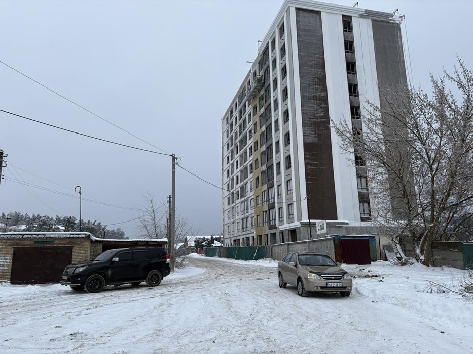 Продам гараж з ділянкою