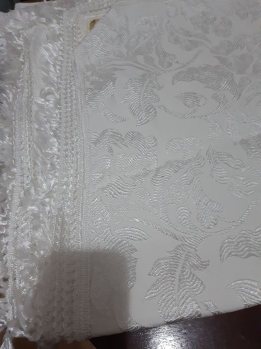 Colcha branca usada mas em muito bom estado com franja