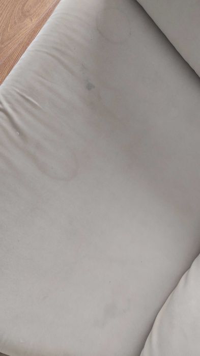 Sofá cama bege.