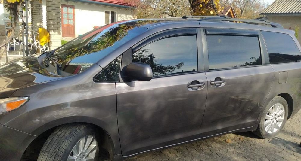 Новые Универсальные АэроДуги YY9-E9 на рейлинги Toyota Sienna