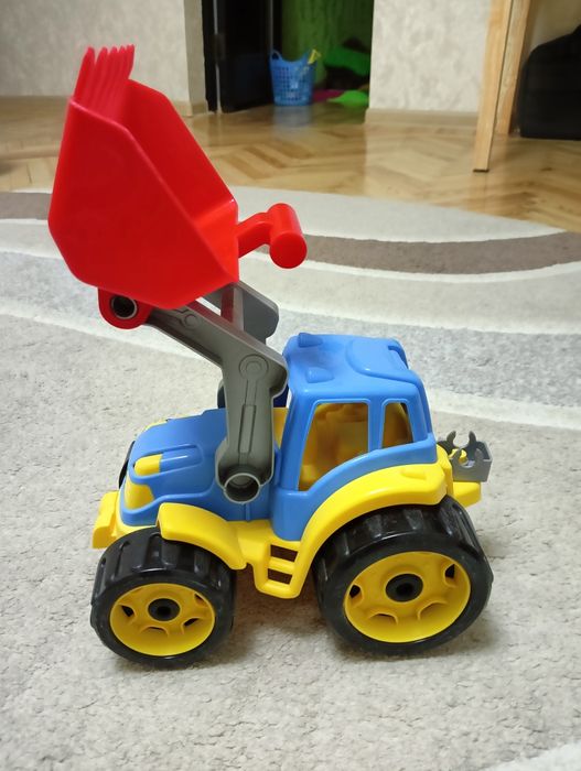 Будівельні машини: трактор і самосвал