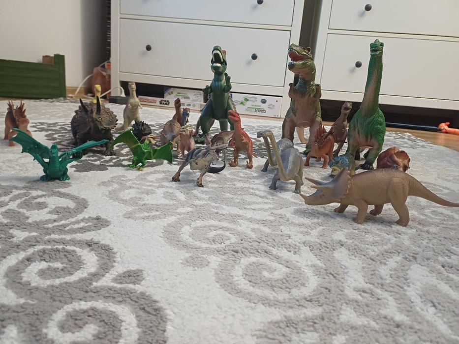 Figurki dinozaurów