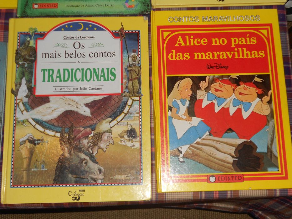 Diversos livros infantis crianças