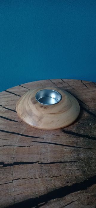 Drewniany świecznik na tealight z sześciopensówką z 1966 r.