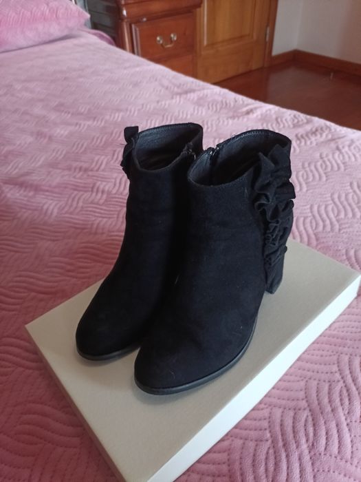 Botas de camurça e pele pretas tamanho 35