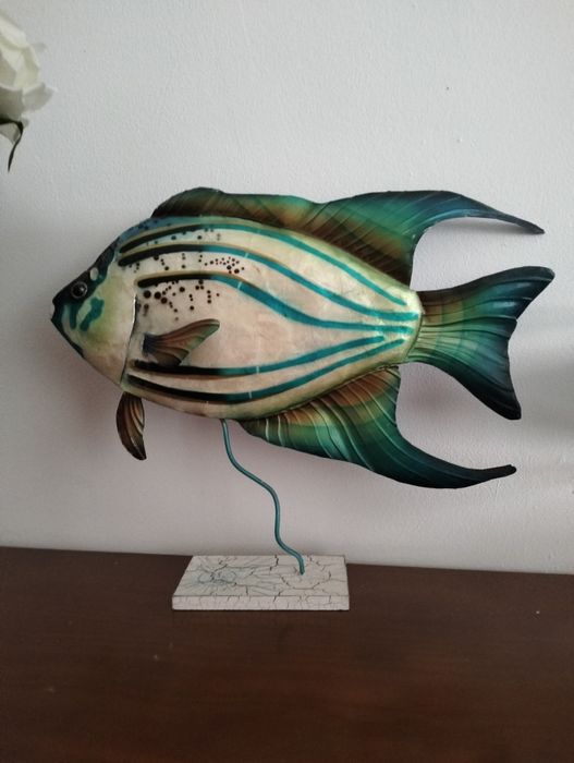 Conjunto de "estátuas" de peixes