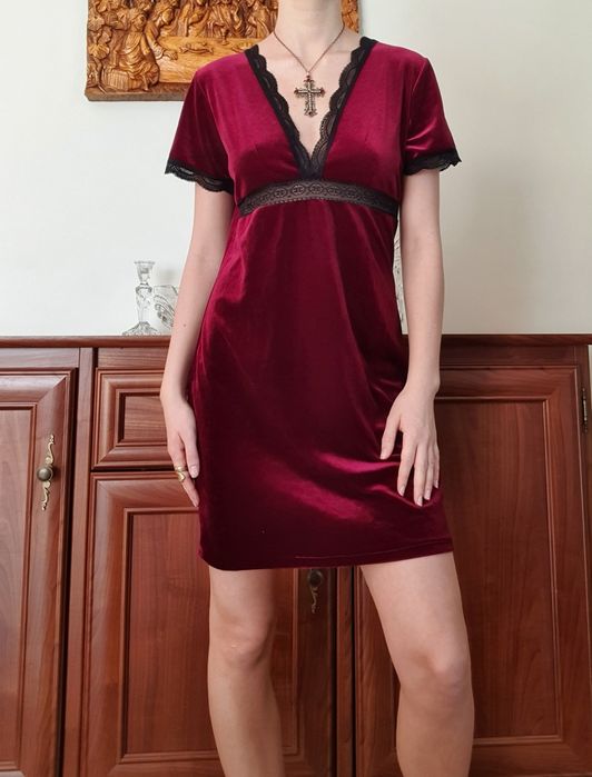 Czerwona welurowa sukienka