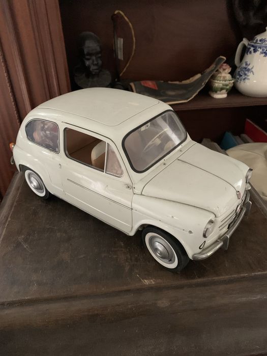 Miniatura Fiat 600D 1965 escala 1/8