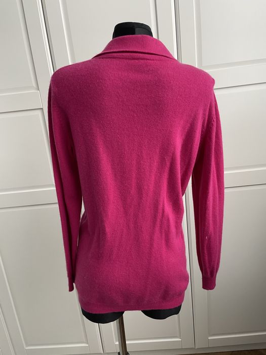 Kaszmirowy, fuksjowy sweterek firmy Madeleine