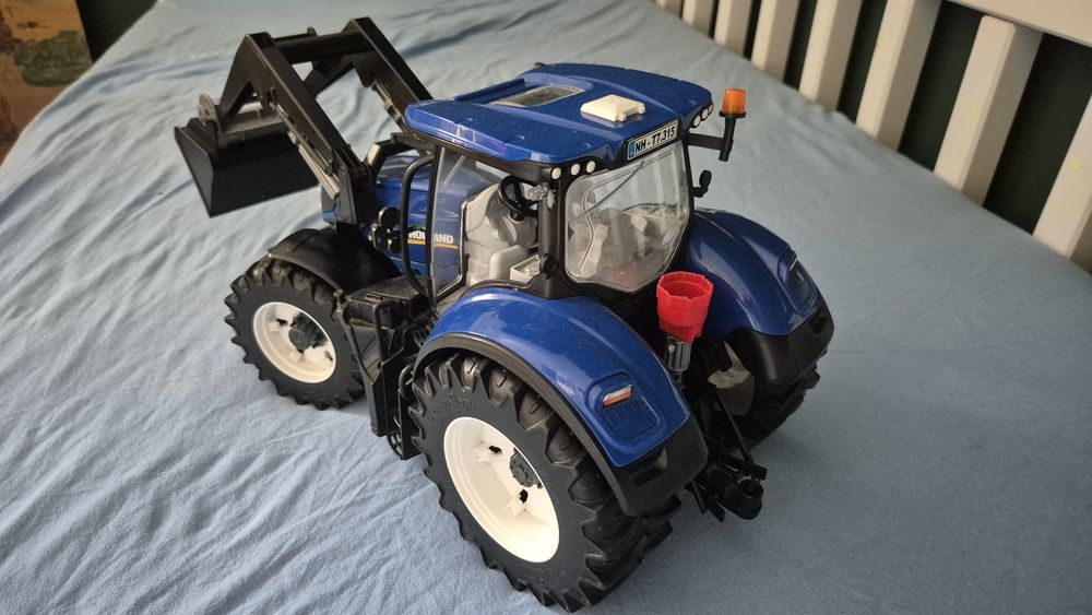 Bruder traktor New Holland 03121