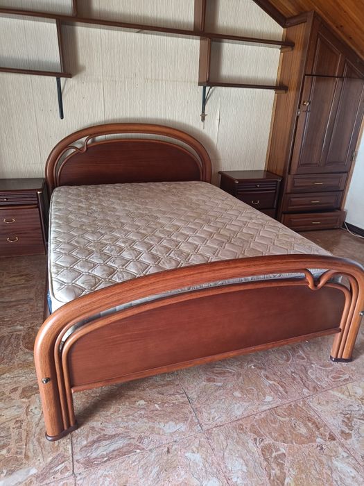 Cama de casal com mesas de cabeceira