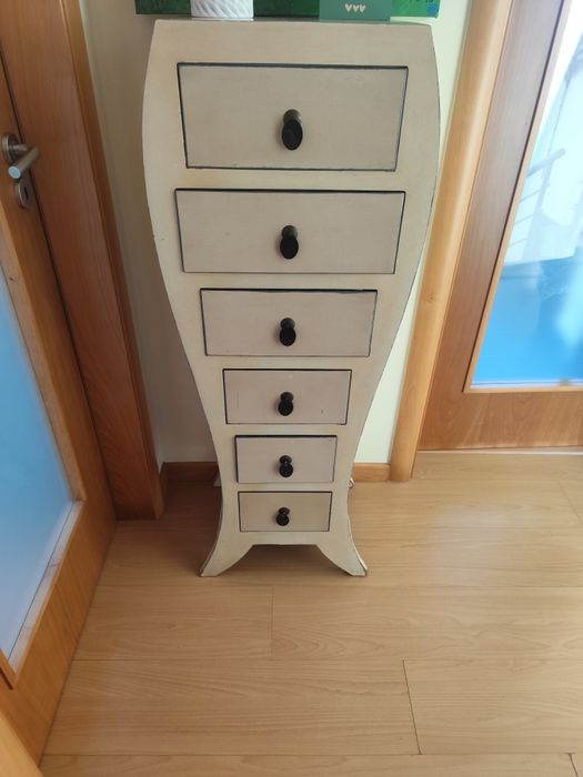 Móvel vintage de gavetas alto
