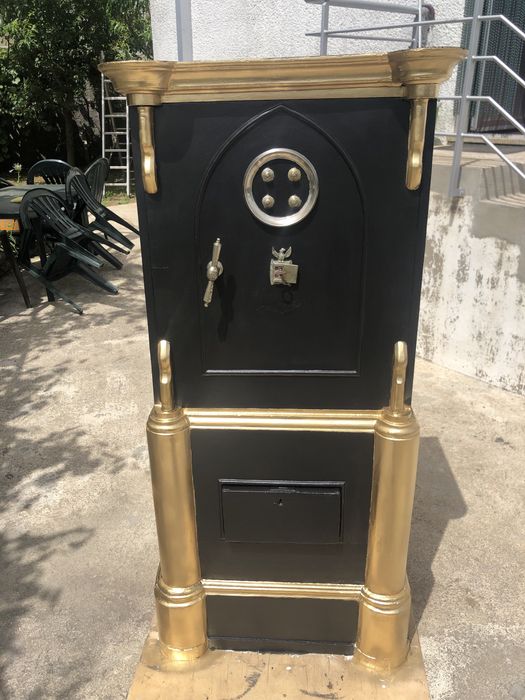 Cofre antigo metade de ferro e metade de madeira com codigo