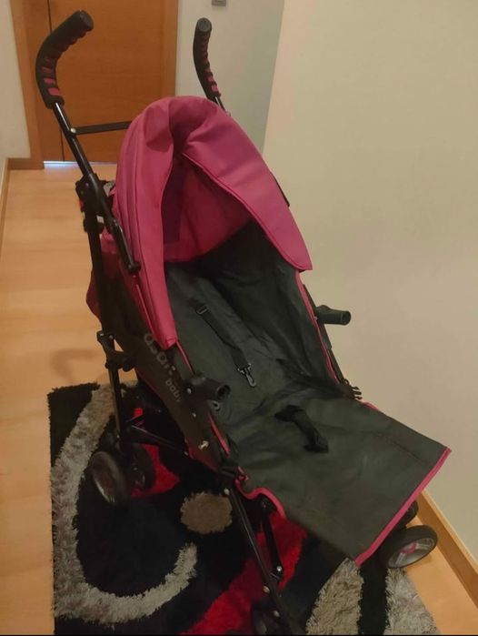 Carrinho de passeio inclinável e muito prático