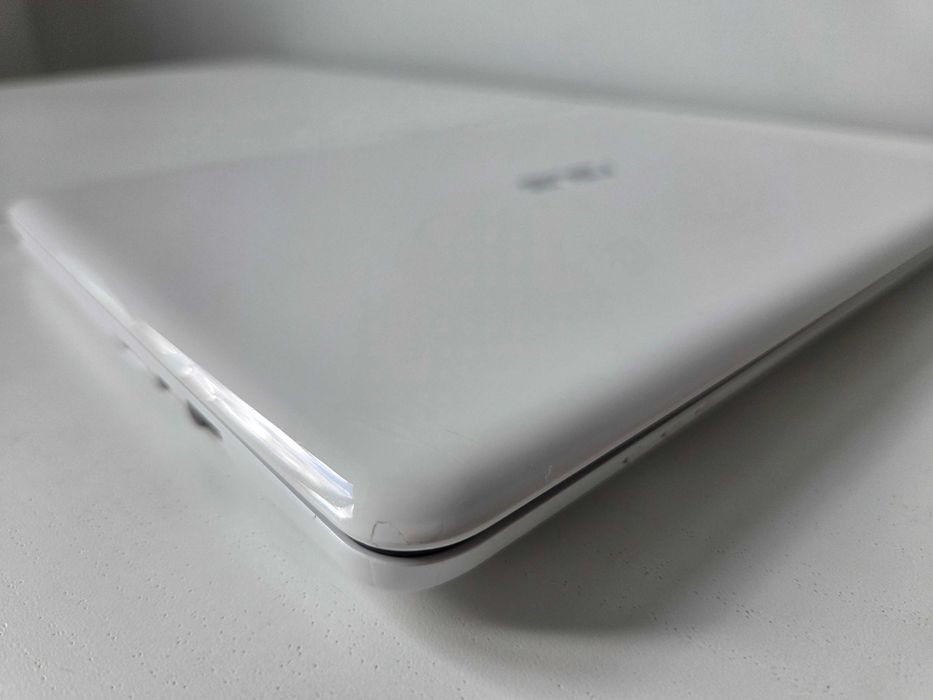 Ultralekki laptop notebook Asus E200HA
