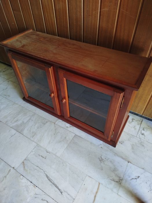 Móvel de apoio baixo em madeira