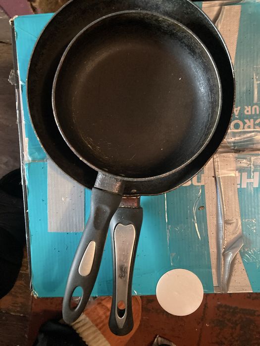 Сковорідки дві штуки лот.