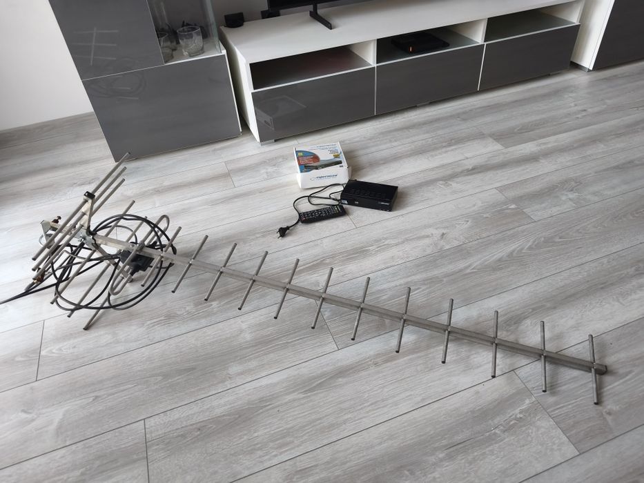 Tuner DVB-T2 + antena tv naziemnej