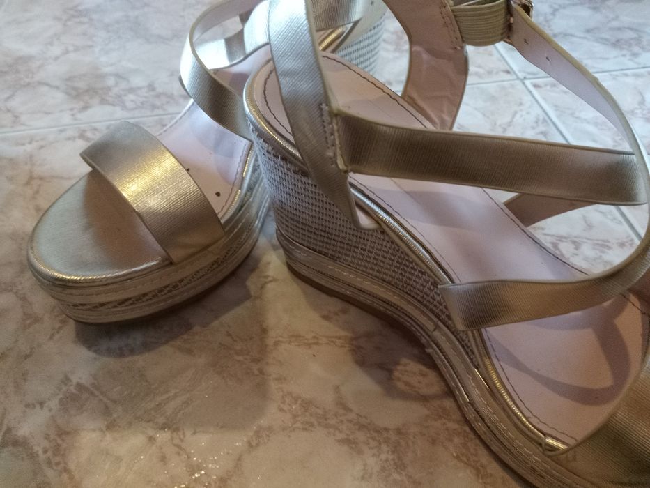 Sandálias como novas Pretas e douradas
