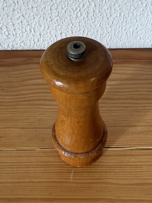 Moinho de pimenta vintage em madeira, 13,5 cm de altura.