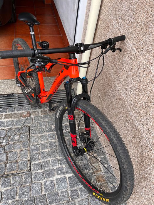 Bicicleta em carbono Orbea ozi m50