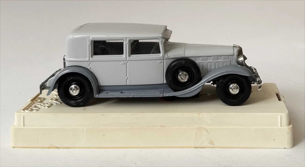 Solido Age d’Or RENAULT Reinastella Ref. 4097. Esc.:1/43. Made in France. Com caixa interior, em muito bom estado geral.