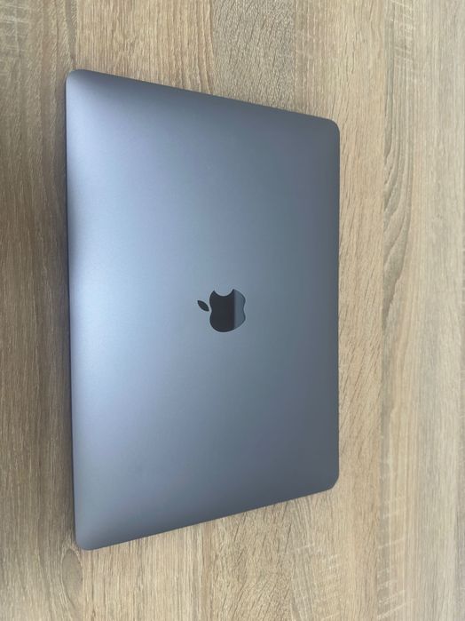 Продам MacBook Air 2020 i3 8/128