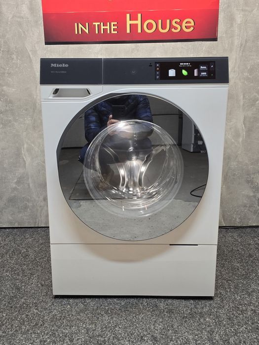 Найтехнологічніша пральна машина Miele W2 модель WQ1000 2025 рік