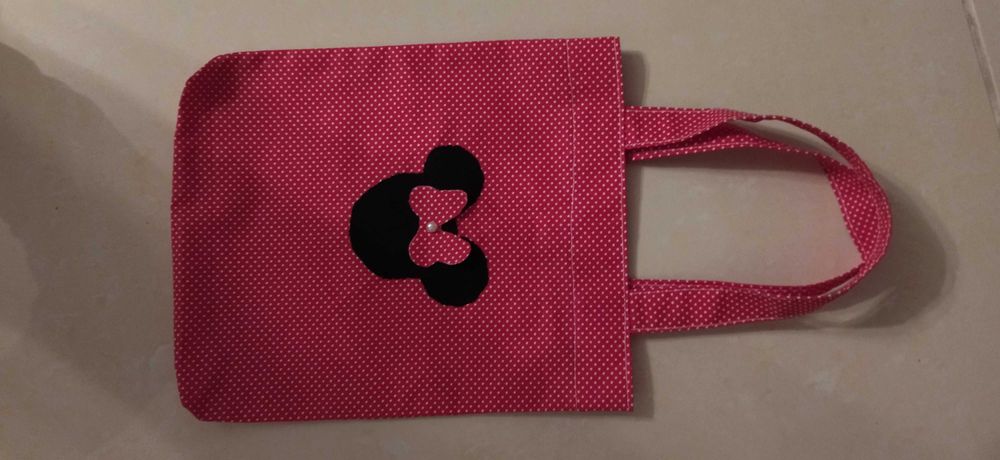 Saquinho da Minnie em tecido ás bolinhas com pérola no laçinho