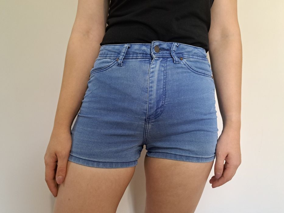 Dopasowane shorty jeansowe | Cropp