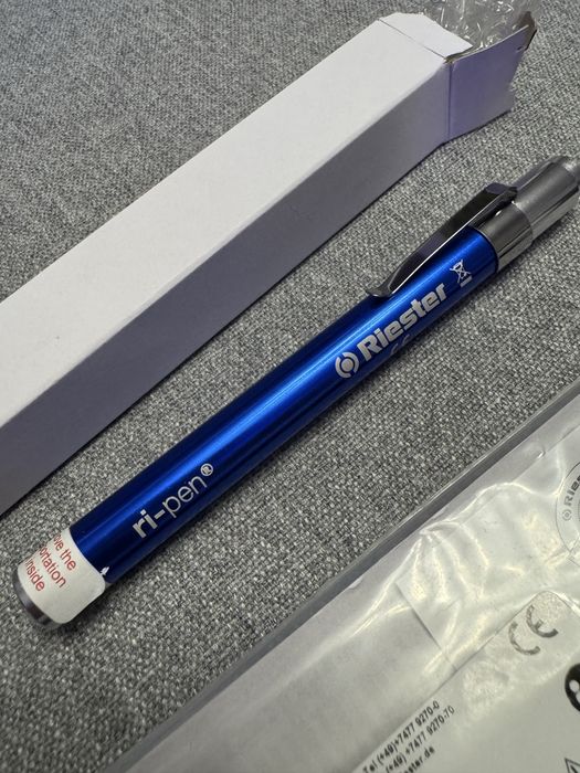 Latarka lekarska, medyczna - Riester ri-pen. Niebieska. Nowa!