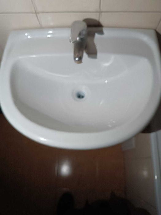 Раковина обычная со смесителем, сифоном и трубамии и  угловая раковина