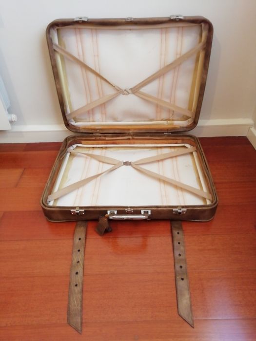 Old suitcase in good condition64585245440129124