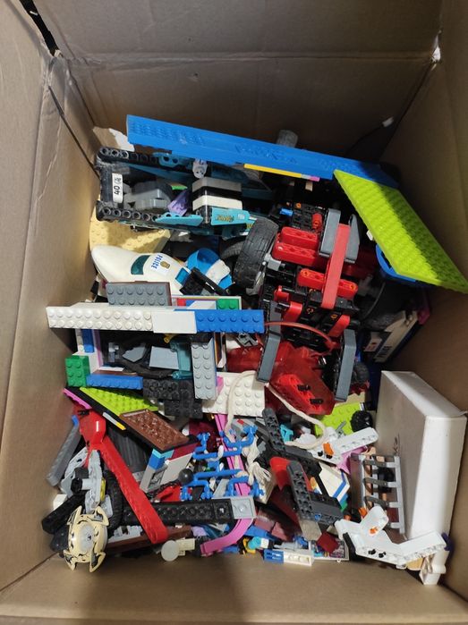 całe pudełko lego