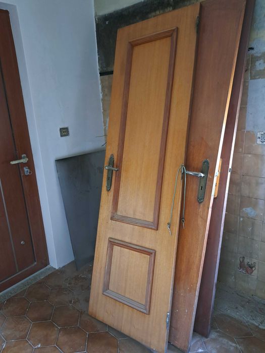 Portas interiores em madeira de tola.