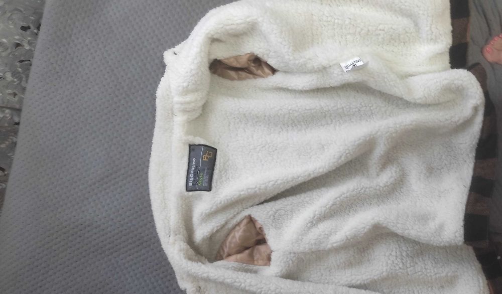 Куртка осіння , молодіжна.Нова. Ціна 800 грн.