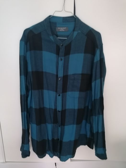 Camisa Azul e preta, estilo surf