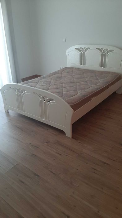 Cama de casal com acabamento termolacado na côr pérola incluindo colchão