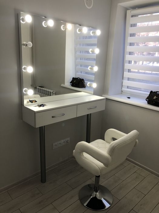 Візажний столик с дзеркалом та підсвіткою