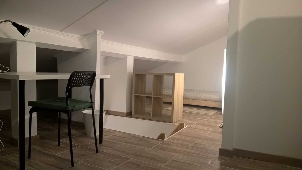 Quarto Duplex com Sala e WC Privativo (Metro Linha Azul)