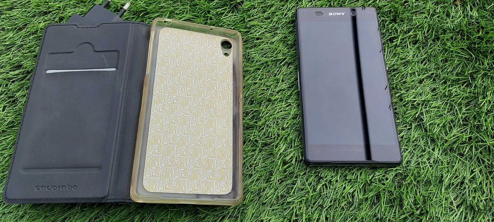 Telemóvel Sony em muito bom estado com oferta da capa