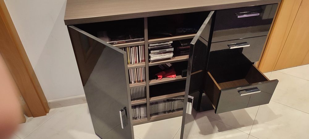 Aparador com 4 gavetas e 2 portas — excelente estado