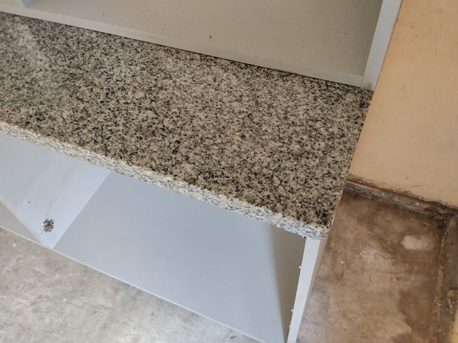 Szafki kuchenne z blatem granitowym