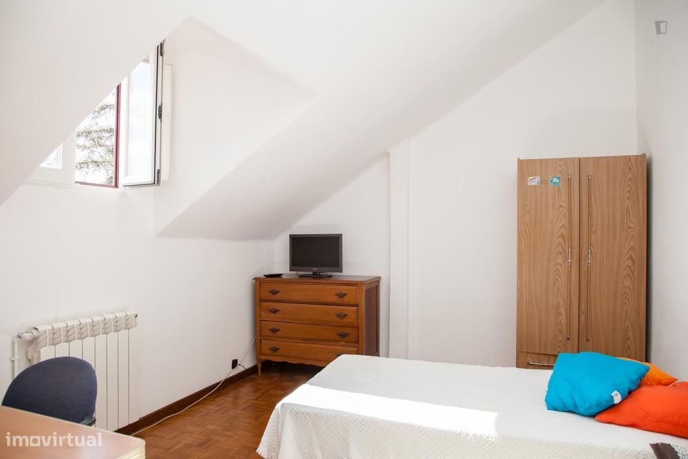 Quarto - localizado em Montes Claros Coimbra